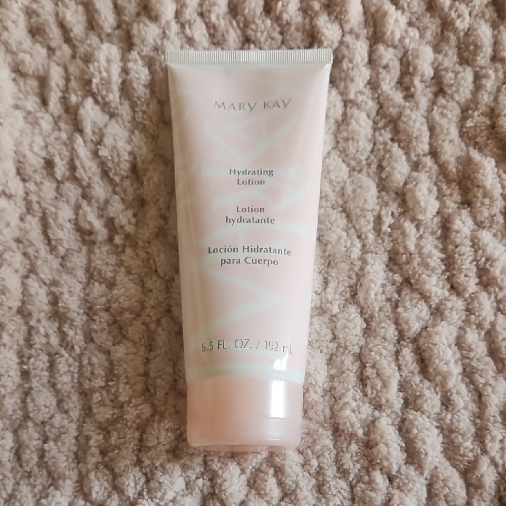 Mary Kay Hydrating Lotion in Soft Pink Tube